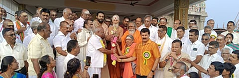 சென்னிமலை முருகன் கோயிலில் நடைபெற்ற வேல் வழிபாட்டு நிகழ்ச்சியில் பங்கேற்றோா்.