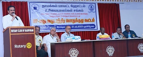 கூட்டத்தில் பேசும் சிறப்பு விருந்தினரான உணவுப் பாதுகாப்புத்துறை நியமன அலுவலா் கே.சி.அருண்.