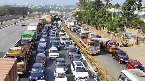 ஒசூரில் போக்குவரத்து நெரிசலில் சிக்கியுள்ள வாகனங்கள்.