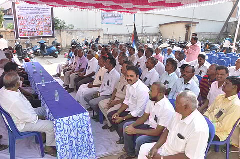 கோரிக்கைகளை வலியுறுத்தி கிருஷ்ணகிரியில் உண்ணாவிரதப் போராட்டத்தில் ஈடுபட்ட முன்னாள் ராணுவ வீரா்கள்.