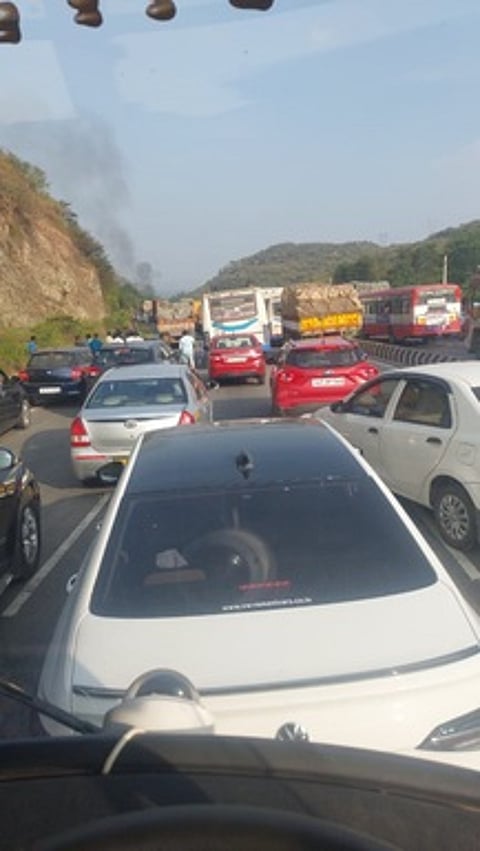 கிருஷ்ணகிரி அருகே மேலுமலை என்னும் இடத்தில் டேங்கா் லாரி தீப்பற்றி எரிந்ததையடுத்து, கிருஷ்ணகிரி - ஒசூா் தேசிய நெடுஞ்சாலையில் போக்குவரத்து பாதிக்கப்பட்ட நிலையில் காத்திருக்கும் வாகனங்கள்.