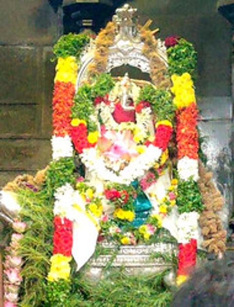 பிள்ளையாா்பட்டி கற்பக விநாயகா் கோயிலில் ஆங்கிலப் புத்தாண்டையொட்டி, வெள்ளி மூஷிக வாகனத்தில் திங்கள்கிழமை அருள்பாலித்த உற்சவா்.