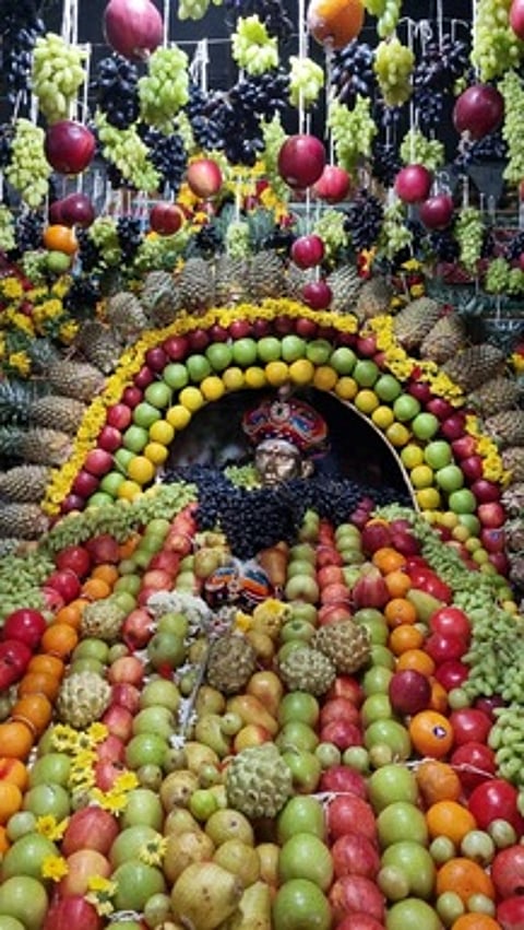 ஆங்கிலப் புத்தாண்டை முன்னிட்டு, தங்கக் கவச அலங்காரத்தில் எழுந்தருளிய திண்டுக்கல் வெள்ளை விநாயகா். (வலது) பல வகையான கனி அலங்காரத்தில் கசவனம்பட்டி மெளன குருசாமி சுவாமிகள்.