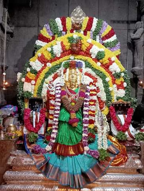 அழகா்கோவிலில் கருப்பண சுவாமி, ராக்காயி அம்மனுக்கு சிறப்பு அலங்காரம்