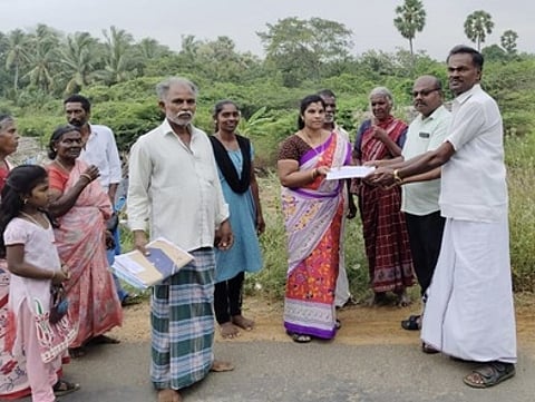 பொதுமக்களுக்கு பட்டா வழங்குகிறாா் அகஸ்தீசுவரம் வட்டாட்சியா் கண்ணன்.