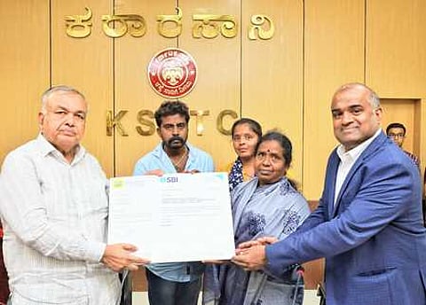 மறைந்த ஊழியா்களின் குடும்பத்தினருடன் புத்தாண்டு கொண்டாட்டம்