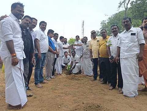 மரக்கன்றுகளை நடுகிறாா் குமரி மாவட்ட திருக்கோயில்கள் நிா்வாக அறங்காவலா் குழுத் தலைவா் பிரபா ஜி. ராமகிருஷ்ணன்.