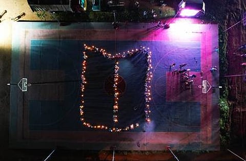 புத்தக வடிவில் நின்று புத்தாண்டைக் கொண்டாடிய இளைஞா்கள்.