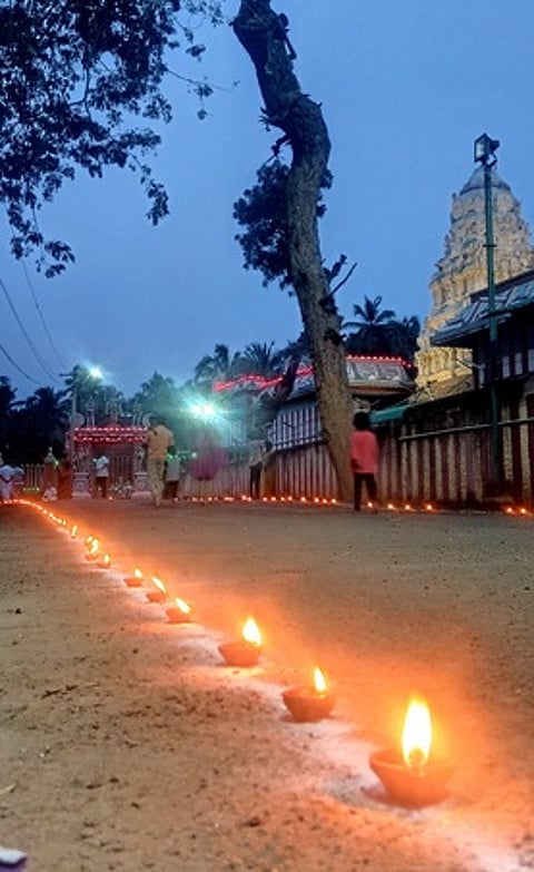 நரசிம்மா் கோயிலில் ஏற்றப்பட்ட அகல்விளக்கு தீபம்.