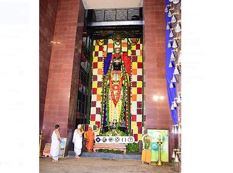 சிறப்பு அலங்காரத்தில் பக்தர்களுக்கு அருள்பாலித்த 33 அடி உயர சங்கடஹர மங்கல மாருதி ஆஞ்சனேயர்.