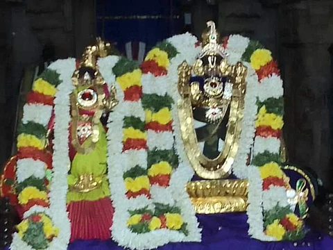 தாயார் ஆண்டாளுடன் தம்பதி சமேதராக அருள்பாலிக்கும் பெருமாள்