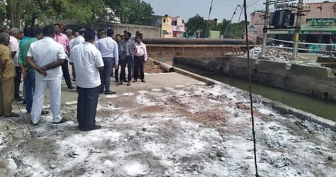 தூத்துக்குடி கருத்தப்பாலம் பகுதியில் ஆய்வு செய்த மத்தியக் குழுவினர்.