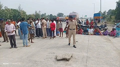 விபத்துகளை தடுப்பதற்கான பாதுகாப்பு நடவடிக்கை எடுக்க வலியுறுத்தி சாலை மறியல் போராட்டத்தில் ஈடுபட்ட தையாக்குப்பம் பகுதி கிராம மக்கள்.