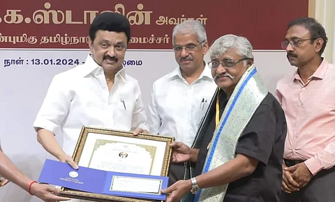 சுப.வீரபாண்டியனுக்கு பெரியார் விருது: முதல்வர் ஸ்டாலின் வழங்கினார்