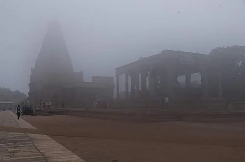 தஞ்சாவூரில் ஞாயிற்றுக்கிழமை காலை நிலவிய கடும் பனிப்பொழிவால் மங்கலாக தெரிந்த பெரியகோயில்.