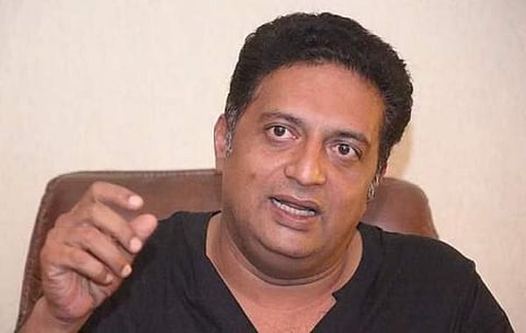 மோடியை கடுமையாக விமா்சிப்பதால் 3 கட்சிகளிடம் இருந்து அழைப்பு: நடிகா் பிரகாஷ்ராஜ்