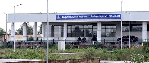 வேலூா் விமான நிலையத்தின் முகப்புத்தோற்றம்.