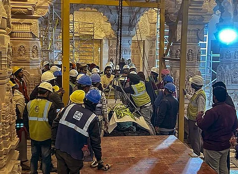 அயோத்தி கோயில் கருவறைக்குள் ராமர் சிலை!
