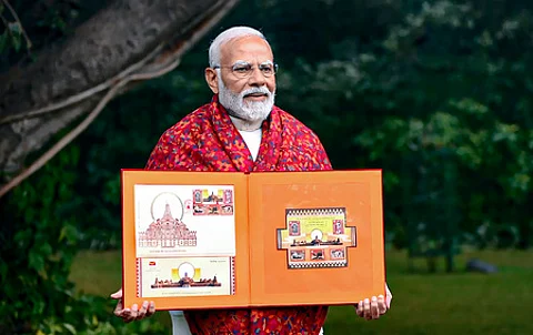 அயோத்தி ராமா் கோயில் சிறப்பு அஞ்சல்தலைகளை வியாழக்கிழமை வெளியிட்ட பிரதமா் நரேந்திர மோடி.