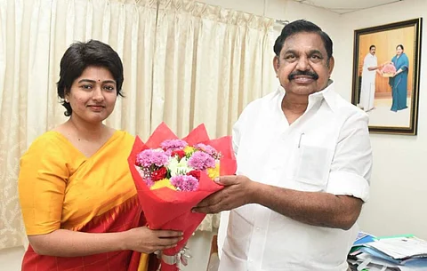 அதிமுகவில் இணைந்தார் காயத்ரி ரகுராம்