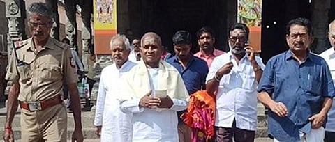 திருவண்ணாமலை அருணாசலேஸ்வரா் கோயிலில் திங்கள்கிழமை சுவாமி தரிசனம் செய்துவிட்டு வந்த இளையராஜா.