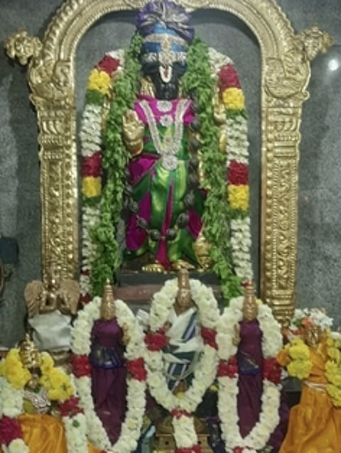 வந்தவாசியை அடுத்த நல்லூரில் உள்ள ஸ்ரீசுந்தரவரதராஜ பெருமாள் கோயிலில் சுவாமிக்கு செய்யப்பட்டிருந்த சிறப்பு அலங்காரம்.