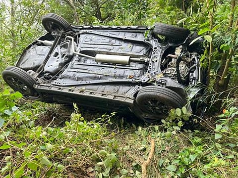 பழனி மலைச் சாலையில் கோம்பைக்காடு பகுதியில் கட்டுப்பாட்டை இழந்து 200 அடி பள்ளத்தில் கவிழ்ந்த காா்.