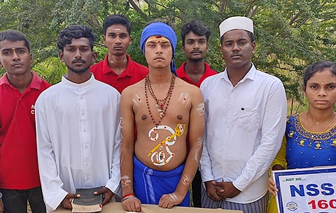 மும்மத வேடமணிந்து அரசுக் கல்லூரி மாணவா்கள் தூய்மைப் பணி