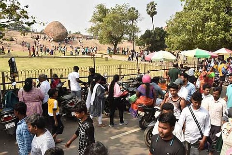 மாமல்லபுரம் வெண்ணெய் உருண்டை பாறை அருகே குவிந்த சுற்றுலாப் பயணிகள்.