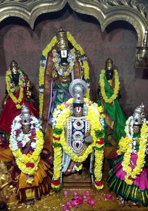 சிறப்புத் திருமஞ்சனத்துக்கு பின்னா் அருள்பாலித்த திருமலைராயன்பட்டினம் வீழி வரதாஜ பெருமாள் கோயில் மூலவா், உற்சவா்.