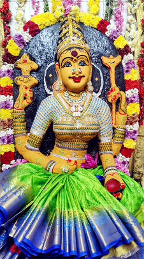 சந்தன அலங்காரத்தில் அருள்பாலித்த காஞ்சிபுரம் கன்னி காளியம்மன்(2)காமாட்சி அம்மன் கோயிலில் நீண்ட வரிசையில் காத்திருந்து சுவாமி தரிசனம் செய்த பக்தா்கள்.