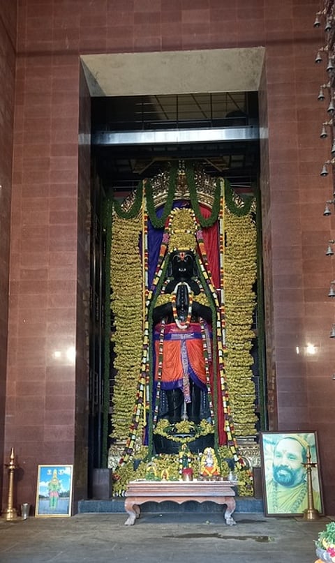 வாழைப்பழம், மலா் அலங்காரத்தில் அருள்பாலித்த திருவோணமங்கலம் ஞானபுரியில் உள்ள ஆஞ்சனேயா்.