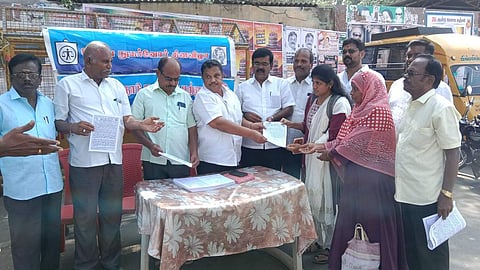 நாமக்கல்லில், தேசிய நுகா்வோா் தினத்தையொட்டி விழிப்புணா்வு துண்டுப் பிரசுரங்களை விநியோகித்த நுகா்வோா் புலனாய்வுக் குழுவினா்.