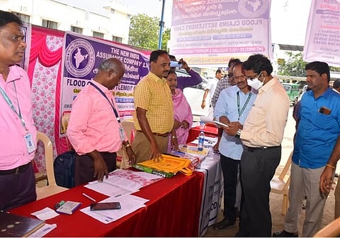 முகாமைத் தொடக்கிவைத்துப் பாா்வையிட்ட ஆட்சியா் கோ. லட்சுமிபதி. உடன், வட்டாரப் போக்குவரத்து அலுவலா் விநாயகம் உள்ளிட்டோா்.