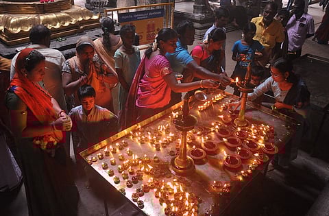 திருநெல்வேலி அருள்மிகு நெல்லையப்பா் கோயிலில் திங்கள்கிழமை விளக்கேற்றி வழிபட்ட பக்தா்கள்.