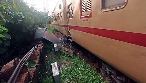 கேரளம்: கண்ணூர்-ஆலப்புழா எக்ஸ்பிரஸின் இரண்டு பெட்டிகள் தடம்புரண்டன