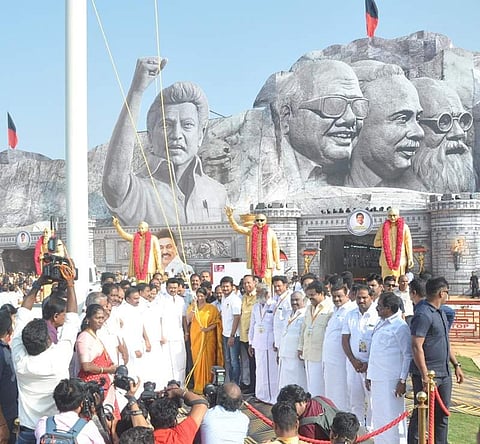 திமுக இளைஞரணி 2-வது மாநில மாநாடு: கட்சிக் கொடியேற்றத்துடன் தொடங்கியது!