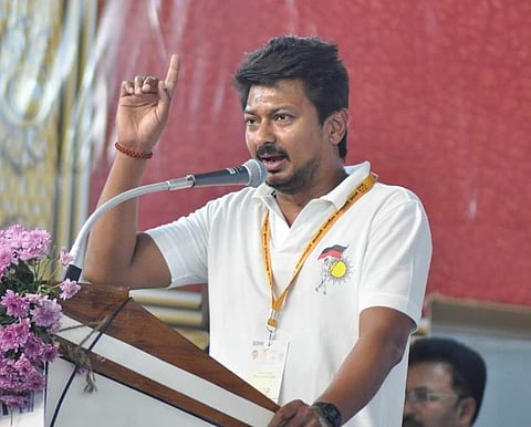 திமுக இளைஞரணி மாநாட்டில் தீர்மானங்களை படிக்கும் திமுக இளைஞரணி செயலரும் அமைச்சருமான உதயநிதி ஸ்டாலின்.