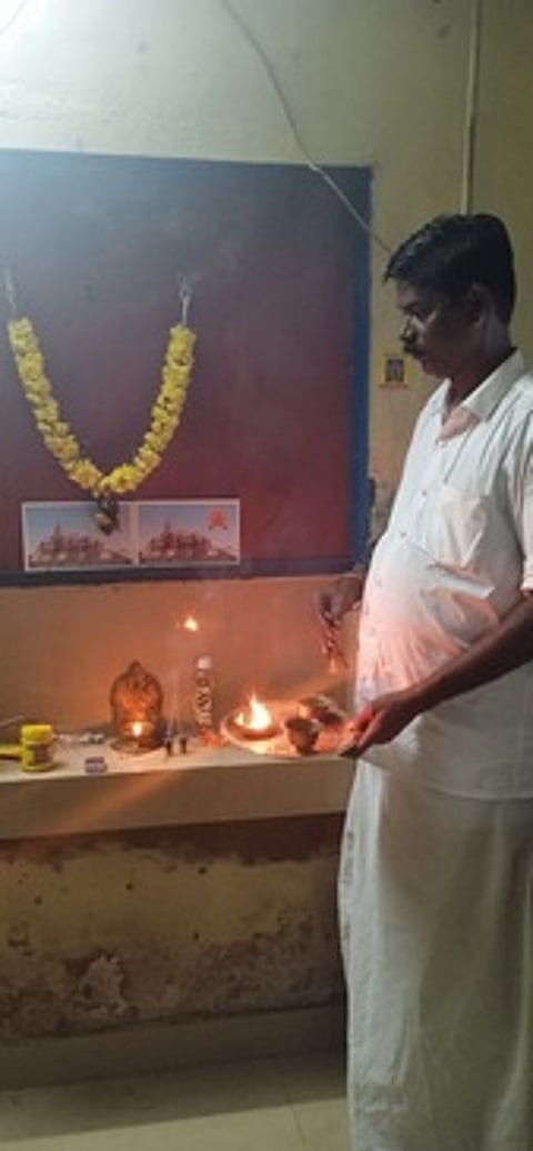 அயோத்தி ராமா் சிலை பிரதிஷ்டை; வீடுகளில் விளக்கேற்றி வழிபாடு