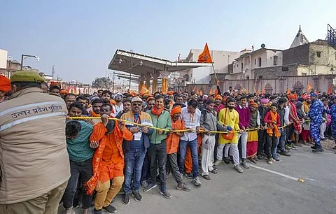 அயோத்தியில் தடுப்புகளை உடைத்தெறிந்து அத்துமீறிய மக்கள் கூட்டம்!