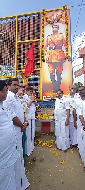 கமுதியில் நேதாஜி சுபாஷ் சந்திரபோஸ் படத்துக்கு மலா் தூவி மரியாதை செலுத்திய சட்டப்பேரவை உறுப்பினா் காதா்பாட்சா முத்துராமலிங்கம், ஒன்றியச் செயலா் எஸ்.கே.சண்முகநாதன் உள்ளிட்டோா்.