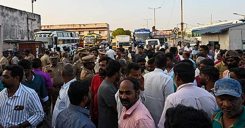 சென்னை கோயம்பேட்டிலிருந்து ஆம்னி பேருந்துகள் இயக்க அனுமதி மறுக்கப்பட்ட நிலையில், அதில் பயணிக்க வந்த பயணிகளை தடுத்து நிறுத்திய போலீஸாா்.