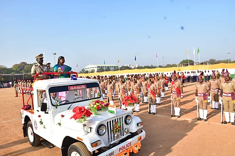 நாமக்கல் ஆட்சியர் காவலர்களின் அணிவகுப்பைப் பார்வையிட்டபோது...