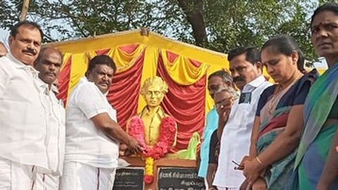 கீழப்பழுவூரில் உள்ள தியாகி சின்னசாமி சிலைக்கு மாலை அணிவித்து மரியாதை செலுத்திய அமைச்சா் சா.சி. சிவசங்கா்.