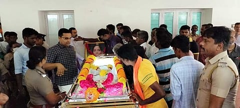 குருகிருபா வேதபாடசாலை ஆசிரமத்தில் இறுதி அஞ்சலிக்காக வைக்கப்பட்டுள்ள பவதாரணியின் உடலுக்கு அஞ்சலி செலுத்தும் பொதுமக்கள்.