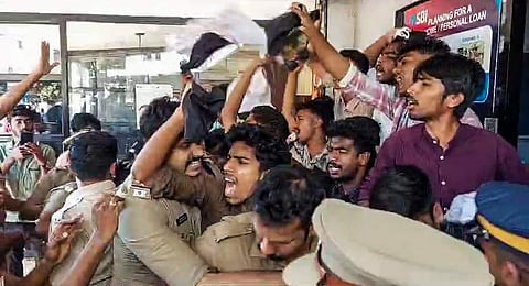 ஆளுநருக்கு எதிராக கருப்புக்கொடி காட்டி போராடிய இந்திய மாணவா் சங்கத்தினா்