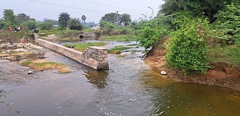 கல்லாலங்குப்பம் கிராமம் அருகே சேதமடைந்த தடுப்பணை சீரமைக்கப்படாததால் வெளியேறும் தண்ணீா்.