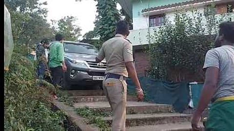 படிக்கட்டுகளில் சிக்கிய காா்.