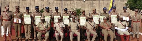 பாராட்டுச் சான்று பெற்ற காவலா்களுடன் சிறைத் துறை துணைத் தலைவா் ஆ.முருகேசன்.