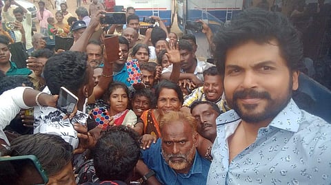 ரசிகர்களுடன் கார்த்தி!